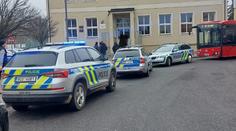 Žák se zbraní na základní škole vyhrožoval učitelce. Policie ho zadržela