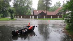 Řidička chtěla odtáhnout zraněného motorkáře, přejela ho dodávka