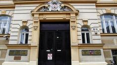 Muž (57), který se včera zapálil před litoměřickým soudem, nepřežil