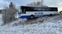 Autobus po nehodě uvízl, hasiči povolali na pomoc těžkou techniku!