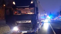 Hromadná nehoda u Benešova. Jeden z řidičů utekl, policie ho hledá vrtulníkem