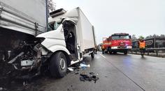 Vážná nehoda na D1. Řidiče museli vyprošťovat hasiči, je v kritickém stavu