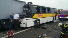 Autobus narazil do náklaďáku, dva mrtví! Zraněné vyprostili hasiči