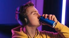 Neřestí u dětí přibývá. Poslanci jim chtějí zakázat energetické nápoje