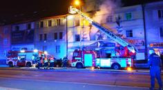 Z hořícího penzionu evakuovali děti, jeden člověk čekal na římse