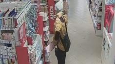 Policie pátrá po mužích, kteří kradou v drogeriích. Berou kartáčky na zuby