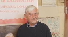 Donutil ani po sedmdesátce nezpomalil. Plánuje speciální vánoční vystoupení