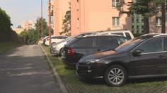 Žďár nad Sázavou chystá razantní změnu v parkování. Místním se ale nelíbí