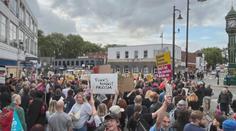 V Británii se konaly další demonstrace. Ulice měst zaplnili zastánci uprchlíků