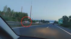 Řidič z Německa se na dálnici D8 řítil v protisměru. Na troubení nereagoval