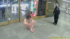 Jen rouška a sluneční brýle. Přiletěl jsem z kosmu, tvrdil naháč! VIDEO