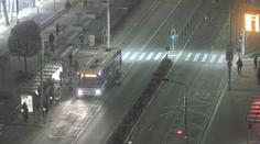 Cestující proskočil během jízdy oknem autobusu