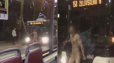 Naháč se v Praze mazlil s autobusem. Cestující museli počkat