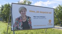 Předvolební billboard ohrožoval řidiče. Stál uprostřed křižovatky
