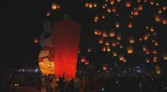 VIDEO: Více než 100 lampionů rozzářilo noční oblohu. Mezi nimi i obrovský letící králík