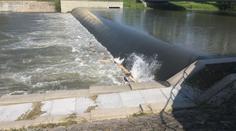 Policisté neváhali skočit do rozvodněné řeky, zachránili životy