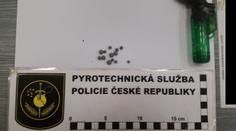Chlapci si hráli s výbušnými kuličkami, jednoho exploze popálila v obličeji