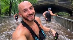 Půlmaraton hrůzy: Běžci se brodili po pás ve vodě, závod přesto pokračoval