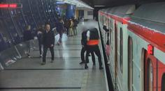 Po brutální rvačce v metru skončil pobodaný. Policie hledá svědky!