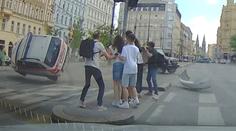 Kamera zachytila nehodu Turka: Prudký náraz, letící auto těsně minulo chodce