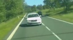 Sanitka vezla pacienta, nalepila se na ni bílá škodovka! VIDEO