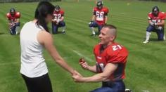 DOJEMNÉ VIDEO: Jindra požádal Míšu o ruku během fotbalového zápasu