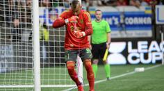 Brankář před penaltou předvedl kouzlo. Pak ji chytil a jeho tým slaví postup