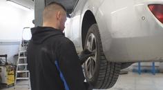 S příchodem mrazíků začalo přezouvání pneumatik. Mechanici mají napilno