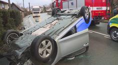 Auto na Pardubicku skončilo na střeše, řidič je v bezvědomí