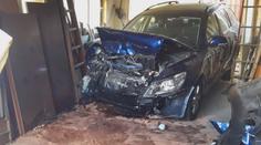 Na Domažlicku narazilo osobní auto do garáže. Řidič si spletl odbočku