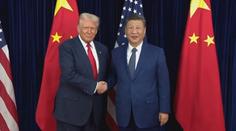 Trump přistál v doprovodu miliardářů v Číně. Je to obchodní cesta, tvrdí