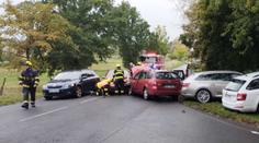 Hromadná dopravní nehoda na Žatecku: Několik zraněných, včetně dětí