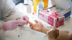 Británie spouští hromadné testování na protilátky. V ČR uznávané nebudou
