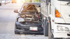 Kamioňák objevil v příkopu vybourané auto a dvě děti. Po řidiči se slehla zem