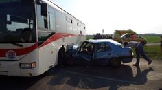 Při srážce autobusu a auta jeden člověk zemřel, dalších sedm bylo zraněno