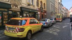 Muž se v centru Prahy postřelil při vstávání ze židle. Vážně se zranil