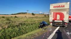 Smrtelná nehoda na Chomutovsku. Srazilo se osobní a nákladní auto