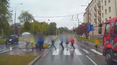 Sanitka vezla ženu na sál, učitelka s dětmi jí vběhla pod kola!