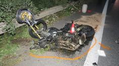Motorkář u Brna nezvládl předjíždění, náraz do passatu nepřežil!