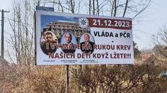 Matka oběti z fakulty vylepuje drsné plakáty. Útočí na Rakušana i šéfa policie