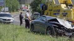 V Hostivaři se srazil autobus s autem. 15 lidí bylo zraněných