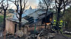 Na Benešovsku hořel les. Plameny zasáhly chaty, hasiči skončili v péči záchranářů