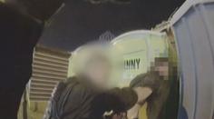 Pouliční rvačka na Václaváku. Policista málem přišel o oko, útočníka zadrželi