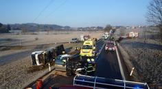 U nehody převrácené cisterny a dvou aut zasahoval i vrtulník