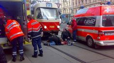 Tramvaj v Praze srazila sedmiletou holčičku. Převezli ji do nemocnice