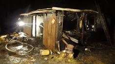 Dřevěná chata lehla popelem, bezdomovci příliš roztopili kamna