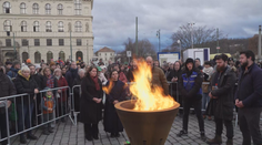 Lidský řetěz objal filozofickou fakultu. Hoří věčný oheň