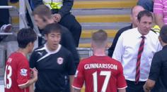 VIDEO: Dej si sprchu! Fotbalista zlil při zápase rozhodčího