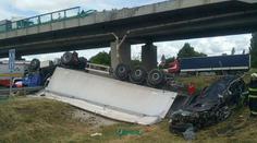 Kamion u Trnavy strhl auto z mostu. Dva lidé zemřeli, další jsou zranění