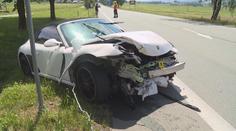 Po nehodě se z Porsche stala hromada šrotu. Řidič je v pořádku
